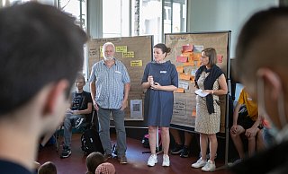 Ließen sich die Ergebnisse des Jugenforums vorstellen: Harry Rein (Aufbruch C); Renate Hartmann (CDU, stellvertretende Vorsitzende des Jugendhilfeausschuses) und Moderatorin Dr. Wiebke Borgers. - Torben Gocke Ließen sich die Ergebnisse des Jugenforums vorstellen: Harry Rein (Aufbruch C); Renate Hartmann (CDU, stellvertretende Vorsitzende des Jugendhilfeausschuses) und Moderatorin Dr. Wiebke Borgers. - Torben Gocke