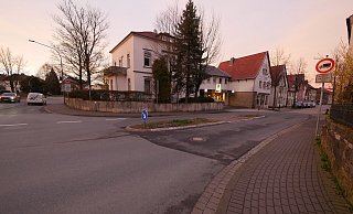 Hier könnte an der Fußgängerfurt ein zusätzlicher Zebrastreifen den Schulweg sicherer machen. - Jost Wolf