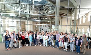 Kerstin Vieregge (vorn, Achte von links) freut sich, dass sie nach zweijähriger Corona-Pause ihre erste lippische Besuchergruppe im Bundestag begrüßen konnte. - Daniel Rudolph - StadtLandMensch-Fotografie