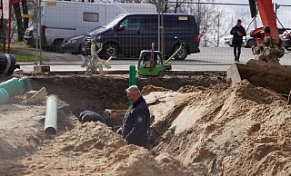 Mitarbeiter des Kampfmittelräumdienstes nehmen den Fund in Augenschein. - FreitagTV