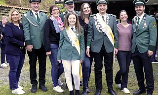 Die Königsgesellschaft des Schützenvereins Hummersen mit Manuel Reker und Nina Reker, König Cord Stukenberg und Königin Ramona Stukenberg, Christian Seidel und Nadine Seidel sowie Thomas Kiel und Monika Zenker-Kiel (von links); vorne Jungschützenkönigin Fenja Reker. - Rudi Rudolph Die Königsgesellschaft des Schützenvereins Hummersen mit Manuel Reker und Nina Reker, König Cord Stukenberg und Königin Ramona Stukenberg, Christian Seidel und Nadine Seidel sowie Thomas Kiel und Monika Zenker-Kiel (von links); vorne Jungschützenkönigin Fenja Reker. - Rudi Rudolph