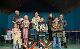 Für diese Sportlerinnen und Sportler des BSV gab es Pokale und Glückwünsche für besondere Leistungen. Foto: BSV OWL - BSV OWL