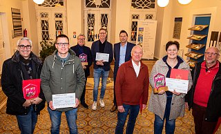 Bürgermeister Frank Hilker (hinten rechts) hat den Heimatpreis 2022 für ehrenamtliches Engagement verliehen. Die Preisträger sind (von links) der Heimatverein Heidenoldendorf, vertreten durch Roger Stürmer und Maximilian Kahlert, der Verein Freunde der Residenz in Person von Helmut Merwitz und Jochen Brockbals sowie die Detmolder Freibadvereine, vertreten durch Wolfgang Schriegel (Förderverein Schwarzenbrink), Anja Wolf (Freibadinitiative Hiddesen) und Karl-Heinz Wächter (Freibadverein Berlebeck/Heiligenkirchen). - Raphael Bartling Bürgermeister Frank Hilker (hinten rechts) hat den Heimatpreis 2022 für ehrenamtliches Engagement verliehen. Die Preisträger sind (von links) der Heimatverein Heidenoldendorf, vertreten durch Roger Stürmer und Maximilian Kahlert, der Verein Freunde der Residenz in Person von Helmut Merwitz und Jochen Brockbals sowie die Detmolder Freibadvereine, vertreten durch Wolfgang Schriegel (Förderverein Schwarzenbrink), Anja Wolf (Freibadinitiative Hiddesen) und Karl-Heinz Wächter (Freibadverein Berlebeck/Heiligenkirchen). - Raphael Bartling