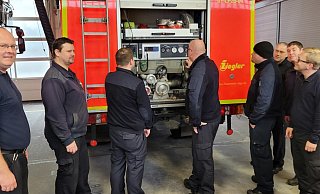 Der Leiter der Feuerwehr Lage, Benjamin Brinkmeyer (links), erledigt am Tag vor Heiligabend noch einige Arbeiten mit Matthias Quack, Pascal Pörtner, Oliver Hansen, Thorben Bruns, Dirk Weißbrich, Dirk Windmann und Tobias Schröder (von links). Mit einem achtköpfigen Team könnten übrigens zwei Fahrzeuge besetzt werden, sollte es denn brennen. - Astrid Sewing