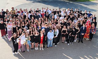 Zum letzten Mal gemeinsam: Als Erinnerung an die zurückliegenden fünf Jahre versammelten sich die 143 Schülerinnen und Schüler der Sekundarstufe I zu einem Foto vor dem Gebäude der Felix-Fechenbach-Gesamtschule. Foto: Knut Dinter - Knut Dinter Zum letzten Mal gemeinsam: Als Erinnerung an die zurückliegenden fünf Jahre versammelten sich die 143 Schülerinnen und Schüler der Sekundarstufe I zu einem Foto vor dem Gebäude der Felix-Fechenbach-Gesamtschule. Foto: Knut Dinter - Knut Dinter