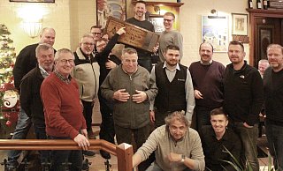 Wettbewerbssieger Viktor Dück (stehend mit dem Siegerbrett) nimmt eigenhändig die Platzierung der gewonnenen Brett-Trophäe im Restaurant „Santorini“ vor - sehr zur Freude seiner Vereinskameraden. - Udo Zantow, 32791 Lage