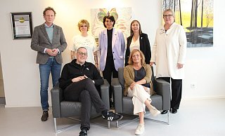 Gemeinsam für mehr Kinderschutz: Verwaltungsvorstand Dr. Olaf Peterschröder (hinten von links), Mareike Brinkmeyer (Koordinatorin Fachstelle Kinderrechte), Ulrike Glathe (Fachbereichsleitung Jugend und Familie, Kreisjugendamtsleitung), Kerstin Alexandra Plischka (Koordinatorin Fachstelle Kinderschutz), Ute Küstermann (Fachgebietsleitung Kinderschutz, Beratung und Prävention), Fachreferenten Pascal Schultheis (vorne von links) und Doris Willenborg (beide Landesfachstelle Prävention sexualisierte Gewalt NRW). - Kreis Lippe