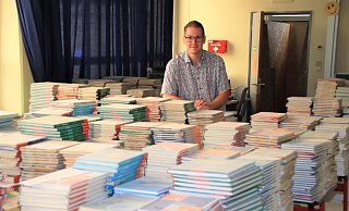 Der zweite Konrektor der Realschule Steinheim, Philip Peter, zeigt den feinen weißen Staub auf allen Büchern. - David Schellenberg Der zweite Konrektor der Realschule Steinheim, Philip Peter, zeigt den feinen weißen Staub auf allen Büchern. - David Schellenberg