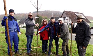 Sie setzten gemeinsam eine alte Apfelsorte als Hochstamm ein: Tim Leßmann (von links), Bürgermeister Jörg Bierwirth, Ute Swoboda-Centmayer, Christian Kühne, Dietrich Swoboda und Simon Kühne. - Rudi Rudolph Sie setzten gemeinsam eine alte Apfelsorte als Hochstamm ein: Tim Leßmann (von links), Bürgermeister Jörg Bierwirth, Ute Swoboda-Centmayer, Christian Kühne, Dietrich Swoboda und Simon Kühne. - Rudi Rudolph