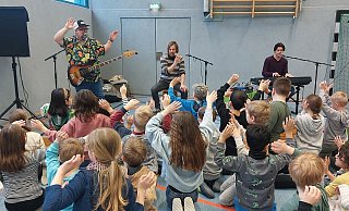 Der Auftritt der Band "Krawallo" ist für die 127 Kinder der Grundschule Rischenau ein besonderes Erlebnis gewesen. - Michaela Weiße Der Auftritt der Band "Krawallo" ist für die 127 Kinder der Grundschule Rischenau ein besonderes Erlebnis gewesen. - Michaela Weiße