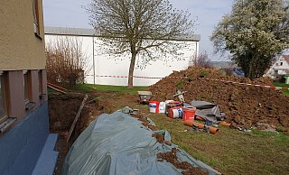 Die Drainage am "Dorfpluspunkt" in Langenholzhausen wird erneuert. - Birgit Zierke Die Drainage am "Dorfpluspunkt" in Langenholzhausen wird erneuert. - Birgit Zierke