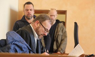 Rechtsanwalt Martin Mauntel aus Bielefeld bereitet sich auf den weiteren Prozessverlauf vor. Der Verteidiger vertritt den wegen versuchten Mordes angeklagten Detmolder (49). - Janet König