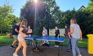 Gemeinsam Tischtennis spielen (von links) Holger Busch, Melina von Wysiecki, Nora (14), Eleni Kousataloglou, Kjara (16), Luzia Hofschröer und Gillian König. - Carolin Brokmann-Förster Gemeinsam Tischtennis spielen (von links) Holger Busch, Melina von Wysiecki, Nora (14), Eleni Kousataloglou, Kjara (16), Luzia Hofschröer und Gillian König. - Carolin Brokmann-Förster
