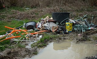 Spaziergänger haben dem Aktionsbündnis verschiedentlich Fotos aus dem Oetternbach-Umfeld geschickt. Müllentsorgung geschehe dort oft. - Aktionsbündnis Detmolder Westen Spaziergänger haben dem Aktionsbündnis verschiedentlich Fotos aus dem Oetternbach-Umfeld geschickt. Müllentsorgung geschehe dort oft. - Aktionsbündnis Detmolder Westen