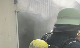 Die Wehrleute üben, wie sie bei einem Kellerbrand vorgehen müssen. - Freiwillige Feuerwehr Lügde Die Wehrleute üben, wie sie bei einem Kellerbrand vorgehen müssen. - Freiwillige Feuerwehr Lügde