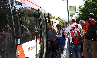 Lagenser Schüler und Schülerinnen der weiterführenden Schulen sollen auch weiterhin das Westfalen-Ticket bekommen. Wer keinen Anspruch auf eine Fahrkarte hat, kann das Ticket kaufen, allerdings soll es nicht mehr 5, sondern 7,50 Euro pro Monat kosten. - Archivfoto: Freya Köhring