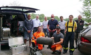 Vertreter des Fachbereichs Umwelt des Kreises Lippe, des Landesverbandes Lippe und der Biologischen Station Lippe bedanken sich bei den Stadtwerken, der freiwilligen Feuerwehr und dem Bauhof Horn-Bad Meinberg für die Unterstützung bei der Abdichtung des Norderteiches. - Kreis Lippe