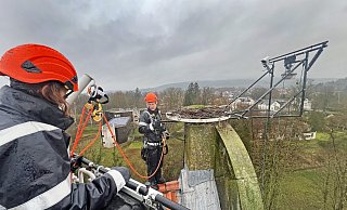 An dem Storchen-Nistplatz hoch über Lemgo-Brake ist jetzt das Gestell für eine Profi-Filmkamera überholt worden. - Robin Jähne