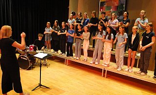 Die "Young Grabbe Voices" performen, unterstützt von Klavier und Schlagzeug, perfekt den Queen-Reißer "We Are the Champions" in der voll besetzten Schulaula des Grabbe-Gymnasiums. Das Publikum klatscht mit und schwenkt die Arme in jenem Rhythmus, den Musiklehrerin Stefanie Engelskirchen ihrem Chor als Dirigentin vorgibt. - Hajo Gärtner Die "Young Grabbe Voices" performen, unterstützt von Klavier und Schlagzeug, perfekt den Queen-Reißer "We Are the Champions" in der voll besetzten Schulaula des Grabbe-Gymnasiums. Das Publikum klatscht mit und schwenkt die Arme in jenem Rhythmus, den Musiklehrerin Stefanie Engelskirchen ihrem Chor als Dirigentin vorgibt. - Hajo Gärtner