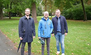 Baumamtsleiter Karl Wessel, Felix Rullmann (Jusos Lippe) und Julien Thiede (Vprsitzender SPD Lemgo, von links) im Abteigarten. - Jusos Lemgo