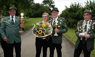 (von links) Thronprinz Regent Andre Polleichtner, Schützenkaiserin Susanne Matiszik, Schützenkaiser Detlef Kneese und Sportleiter Micahel Gebel. - Schützenvereinigung Humfeld (von links) Thronprinz Regent Andre Polleichtner, Schützenkaiserin Susanne Matiszik, Schützenkaiser Detlef Kneese und Sportleiter Micahel Gebel. - Schützenvereinigung Humfeld