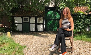 Lina Meier sitzt mit dem Tablet, den jedes Ratsmitglied von der Stadt bekommt, vor dem Kotten neben dem Wohnhaus, in dem sie lebt. Foto: Sven Kienscherf - Sven Kienscherf Lina Meier sitzt mit dem Tablet, den jedes Ratsmitglied von der Stadt bekommt, vor dem Kotten neben dem Wohnhaus, in dem sie lebt. Foto: Sven Kienscherf - Sven Kienscherf