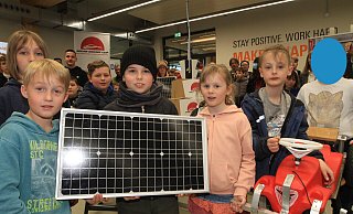 Kinder der Peter-Gläsel-Schule freuen sich auf den Bau des Solar-Bobbycars. - Martin Hostert Kinder der Peter-Gläsel-Schule freuen sich auf den Bau des Solar-Bobbycars. - Martin Hostert