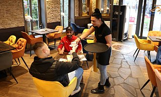Mitarbeiterin Christina Klassen bedient fürs Foto ihre Kollegen im Eiscafé Salvatore. - Alexandra Schaller Mitarbeiterin Christina Klassen bedient fürs Foto ihre Kollegen im Eiscafé Salvatore. - Alexandra Schaller