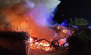 Ein Wohnwagen samt Anbau stehen in Brand. - Feuerwehr Lügde Ein Wohnwagen samt Anbau stehen in Brand. - Feuerwehr Lügde
