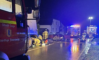 Die Feuerwehr befreite den Unfallfahrer aus seinem Auto. - Feuerwehr Lage