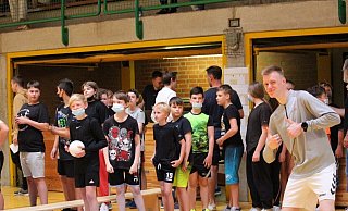 Originelle Spendenaktion: Die Halle bebt beim Brennballturnier an der Sekundarschule Nordlippe. Mit jeder gelaufenen Runde werden die Patenkinder in Bangladesch und Kenia unterstützt. - Sekundarschue Nordlippe Originelle Spendenaktion: Die Halle bebt beim Brennballturnier an der Sekundarschule Nordlippe. Mit jeder gelaufenen Runde werden die Patenkinder in Bangladesch und Kenia unterstützt. - Sekundarschue Nordlippe