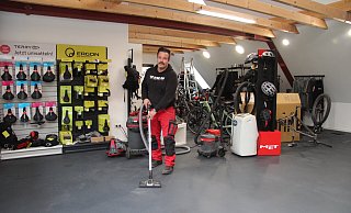 Holger Ehm versucht, die Reste des Feuerlöschpulvers wegzusaugen. Seinen Fahrradladen haben die Einbrecher ziemlich leergeräumt. - Nadine Uphoff Holger Ehm versucht, die Reste des Feuerlöschpulvers wegzusaugen. Seinen Fahrradladen haben die Einbrecher ziemlich leergeräumt. - Nadine Uphoff