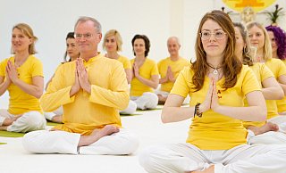 Sukadev Volker Bretz mit Yogaschülerinnen: "Wir müssen mit der Insolvenz rechnen." - chandrashekara@burandt.net Sukadev Volker Bretz mit Yogaschülerinnen: "Wir müssen mit der Insolvenz rechnen." - chandrashekara@burandt.net