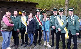 Gleich nach dem Königsschießen präsentiert sich der neue Hofstaat mit: Silja und Guido Pollmann (von links), König Björn Gerke mit Königin Conny Werner, Elmar Reker mit Dagmar Gerke. Daneben Jungschützenknecht Rico Marx, Jungschützenkönig Marek Gröne und Jungschützenknecht Cedrik Gröne. - Rudi Rudolph Gleich nach dem Königsschießen präsentiert sich der neue Hofstaat mit: Silja und Guido Pollmann (von links), König Björn Gerke mit Königin Conny Werner, Elmar Reker mit Dagmar Gerke. Daneben Jungschützenknecht Rico Marx, Jungschützenkönig Marek Gröne und Jungschützenknecht Cedrik Gröne. - Rudi Rudolph