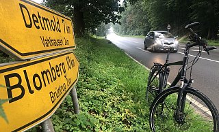 In den Sommerferien komplett dicht, dann für ein ganzes Jahr nur in Richtung Detmold frei: Die Vahlhauser Straße (auf Detmolder Gebiet: Blomberger Straße) zwischen Brüntrup und Niederschönhagen. - Martin Hostert