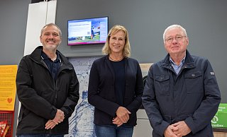 (von links) Ortsbürgermeister Michael Bröske , Manuela Günzel von der Stadt Detmold und Heinz Riethausen vom Heimatverein Pivitsheide V.H. freuen sich über den Schaukasten in Pivitsheide. - Torben Gocke (von links) Ortsbürgermeister Michael Bröske , Manuela Günzel von der Stadt Detmold und Heinz Riethausen vom Heimatverein Pivitsheide V.H. freuen sich über den Schaukasten in Pivitsheide. - Torben Gocke
