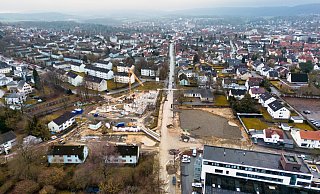 Aus der Luft ist die Baustelle für die neue Kita an der Siegfriedstraße gut zu sehen. Auf der gegenüberliegenden Seite wird das Gelände gerade geschottert. Dort entsteht der "Mobilpunkt Siegfriedstraße". Dort, wo die Sylbeckestraße auf die Siegfriedstraße trifft, soll bald ein Kreisverkehr für Entlastung sorgen. - Torben Gocke Aus der Luft ist die Baustelle für die neue Kita an der Siegfriedstraße gut zu sehen. Auf der gegenüberliegenden Seite wird das Gelände gerade geschottert. Dort entsteht der "Mobilpunkt Siegfriedstraße". Dort, wo die Sylbeckestraße auf die Siegfriedstraße trifft, soll bald ein Kreisverkehr für Entlastung sorgen. - Torben Gocke