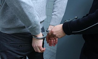 Die Polizei nahm einen Mann fest, der Jugendlichen das Essen stahl. - Pixabay