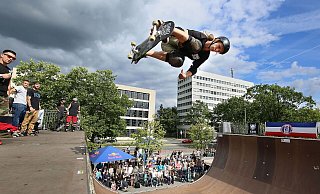 Ganz so gewagt werden die Sprünge der Leopoldshöher Skater (noch) nicht aussehen. Doch die ersten Voraussetzungen, Sprünge wie der Berliner Skater Johannes Thurn sie in Bielefeld zeigt, sind geschaffen. In Eigenarbeit ist eine Halfpipe entstanden. Foto: Oliver Krato - Oliver Krato