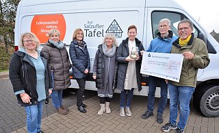Petra Spier (AWO-Kita Schulstraße, v. l.), Anja Gottowik (DRK-Kita Wirbelwind), Heidrun Wemhöner (Kita Arche), Claudia Schneider (Kita Greste) und Stefanie Becker (Kita Kleine Strolche) übergeben den Erlös an die ehrenamtlichen Tafel-Mitarbeiter Jürgen Ebbinghaus und Hartmut Ringel. Foto: Karin Prignitz - Karin Prignitz