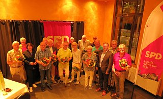 Jubilare und Gratulanten: (von links) Bartholomäus Hegerich, Udo Multmeier, Ellen Stock, Karl-Heinz Hielscher, Gustav-Adolf Siek, Richard Reipke, Birgit Scheltmann, Rolf Steinhoff, Edmund Welslau, Beatrix Andres, Ernst Linneweber, Lieselotte Kanne, Clemens Welslau, Peter Benthin, Dr. Dennis Maelzer, Heinrich Simmes und Willi Slotta. - SPD-Ortsverein Jubilare und Gratulanten: (von links) Bartholomäus Hegerich, Udo Multmeier, Ellen Stock, Karl-Heinz Hielscher, Gustav-Adolf Siek, Richard Reipke, Birgit Scheltmann, Rolf Steinhoff, Edmund Welslau, Beatrix Andres, Ernst Linneweber, Lieselotte Kanne, Clemens Welslau, Peter Benthin, Dr. Dennis Maelzer, Heinrich Simmes und Willi Slotta. - SPD-Ortsverein
