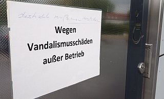 Wegen Vandalismus geschlossen: Wer am Langenbrücker Tor aufs Klo muss, hat derzeit schlechte Karten. Das Klohäuschen ist seit Anfang September geschlossen. - Jens Rademacher