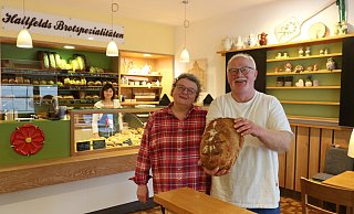 Ulrike und Andreas Hallfeld stehen mit Brot samt Tannenbaummotiv in ihrer Bäckerei in Heidenoldendorf. Im Hintergrund Mitarbeiterin Maria Hübert. - Alexandra Schaller Ulrike und Andreas Hallfeld stehen mit Brot samt Tannenbaummotiv in ihrer Bäckerei in Heidenoldendorf. Im Hintergrund Mitarbeiterin Maria Hübert. - Alexandra Schaller