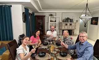 An einem Donnerstag im April waren Gina (v. l.), Vesna, Gastgeber Georg Hermann, Bettina und Ralf zu Gast in Leopoldshöhe,, um dort ein perfektes Dinner zu genießen. - RTL / ITV Studios Germany An einem Donnerstag im April waren Gina (v. l.), Vesna, Gastgeber Georg Hermann, Bettina und Ralf zu Gast in Leopoldshöhe,, um dort ein perfektes Dinner zu genießen. - RTL / ITV Studios Germany