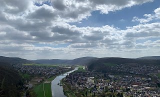 Die Weser fließt nicht nur, wie auf dem Bild, durch das niedersächsische Bodenwerder, sondern auch an Kalletal vorbei, wodurch die Gemeinde zur Anrainer-Kommune wird. Um gegen die Salzeinleitung vorzugehen, haben sich zahlreiche Kommunen zusammengeschlossen und Klage erhoben. - Lorraine Brinkmann