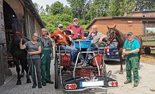 Vorfreude auf ihre dreiwöchige Tour mit einem Vierspänner: das Alverdisser Kutscherteam mit den Pferden Tornado (links) und Lord (rechts) und den Fahrern (von links) Elke Thiermann, Reinhard Merten, Christian Presch, Mathias Rebentisch, Andreas Czymoch, Peter Krüger. Nicht auf dem Bild: Klaus Urbach. - Sylvia Frevert(LZ)