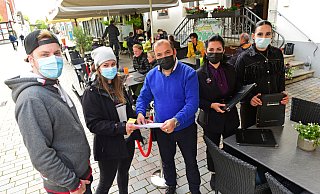 v.l. Alexander Pelz und Isabella Slomksi zeigen Impfpass und Testergebnis vor, Inhaber Petrit Betaj, Elona Betaj, Xhovana Gjoka - Nicole Ellerbrake