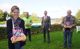 Bürgermeister Jörg Bierwirth (2. von rechts) übergibt die Heimatpreise an (von links) Dagmar Schultz (Förderverein Freibad), Jörg Kuhlemann (Heimat- und Verkehrsverein Siekholz) und Ulrich Loke (Heimat- und Verkehrsverein Brakelsiek).  - Michaela Weiße