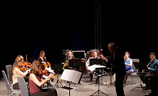 Das Ensemble Horizonte unter Leitung von Jörg-Peter Mittmann bei einem Konzert im Hangar 21. - Archivfoto: Thomas Krügler Das Ensemble Horizonte unter Leitung von Jörg-Peter Mittmann bei einem Konzert im Hangar 21. - Archivfoto: Thomas Krügler