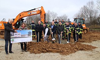 Spatenstich fürs Feuerwehrgerätehaus Donop: (von links) Architekt Stefan Brand und Dipl.-Ing. Juliane Mauermann präsentieren das Baustellenschild. Am Spaten (von links) Joachim Hartfelder (Leiter der Feuerwehr Blomberg), Benjamin Bossemeyer (Betriebsleiter BIG), Bürgermeister Christoph Dolle, ProjektleiterGünther Wachter, Heiko Mühlenmeier (stv. Leiter der Feuerwehr Blomberg undLöschgruppenführer) und Stefan Kracht (stv. Löschgruppenführer). Im Hintergrund steht die Löschgruppe Donop, die sich dieses besondere Ereignis nicht entgehen lassen wollte. - Stadt Blomberg